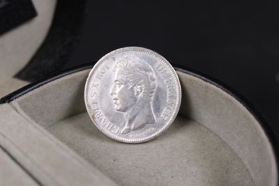 une pièce d'argent posée dans une boîte sur une table