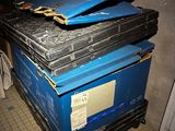 une pile de boîtes bleues empilées les unes sur les autres