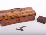 une vieille boîte en bois avec deux clés et une boîte en bois munie d'une serrure