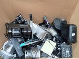 une boîte en carton remplie d'appareils électroniques et de matériel électronique