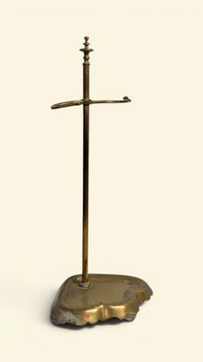 un plateau en or orné d'une croix, posé sur un socle