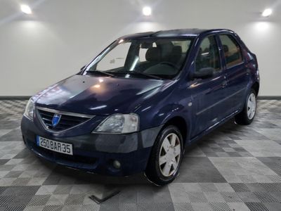 la photo d'une petite voiture bleue garée dans un garage