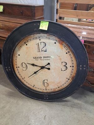 une horloge posée par terre dans un magasin