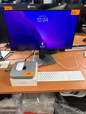 un ordinateur de bureau posé sur une table avec un clavier et une souris