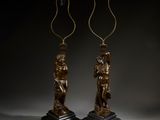 une paire de figurines en bronze représentant un homme et une femme