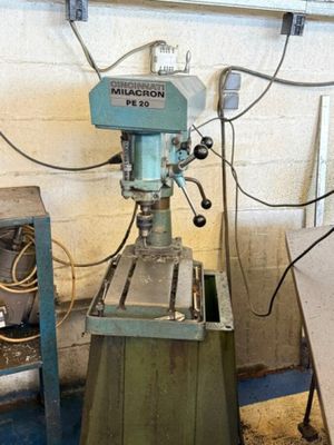 une machine posée sur une table dans une pièce