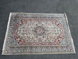 un tapis posé à même le sol, orné d'un motif floral