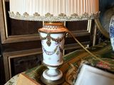 une lampe posée sur une table dans une pièce