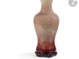 un vase posé sur un support sur une surface blanche