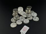 un tas de pièces et une étiquette posés sur une table