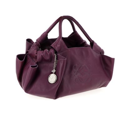 sac à main en cuir violet orné d'un nœud sur le devant