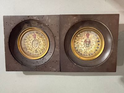 deux assiettes posées l'une sur l'autre