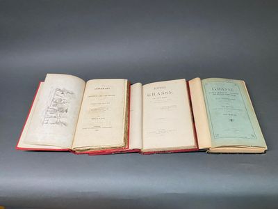 trois livres ouverts posés les uns à côté des autres sur une table au-dessus d'un plan de travail gris