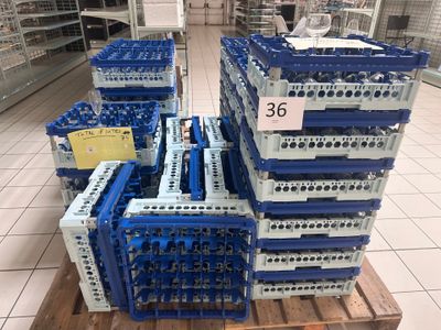 Plusieurs caisses bleues et blanches sont empilées sur une palette dans un magasin.