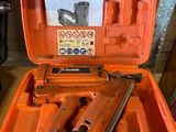 une trousse orange contenant une agrafeuse et des agrafes
