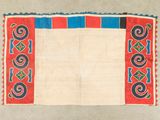un tapis rouge et bleu à motifs