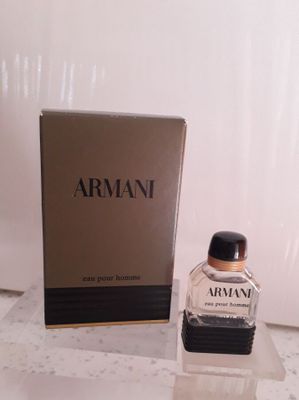 une photo d'un flacon de parfum posé sur un comptoir