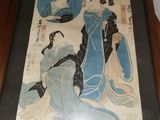 une photo encadrée représentant une femme vêtue d'un kimono bleu