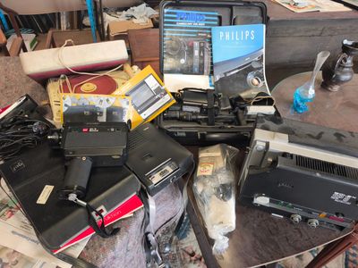 beaucoup d'appareils électroniques posés sur une table dans une pièce