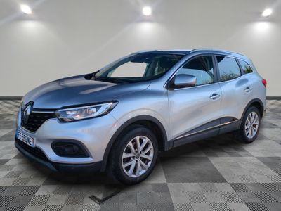 le nouveau renault c - cross suv est garé dans un showroom
