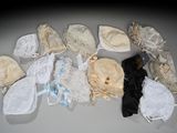 de nombreux modèles différents de combinaisons de bain étalés sur une table