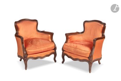paire de fauteuils de style Louis XV recouverts de velours orange