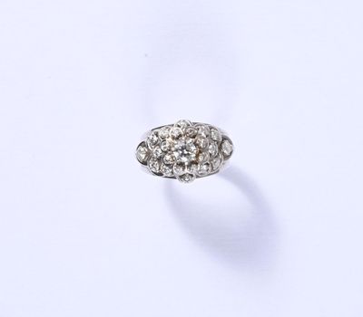 une image d'une bague en diamant sur une surface blanche