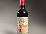 une bouteille de vin posée sur une table