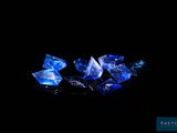 un ensemble de diamants bleus sur un fond noir