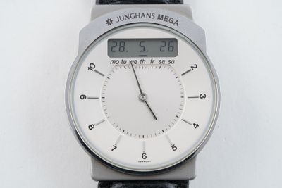 gros plan d'une montre sur une surface blanche