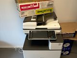une imprimante posée sur une pile de cartons