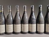 six bouteilles de vin sont alignées sur une table