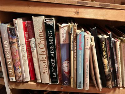 de nombreux livres rangés sur une étagère en bois