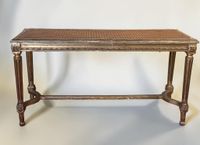 Banquette en bois doré, mouluré et sculpté de rosaces reposa… (photo 2)