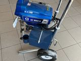 a blue machine that is sitting on the ground