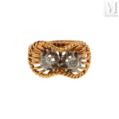 gros plan d'une bague en or ornée de deux diamants