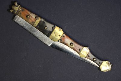 un couteau posé sur une surface noire