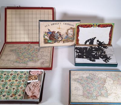 quatre boîtes ornées de photos de personnes, posées sur une table