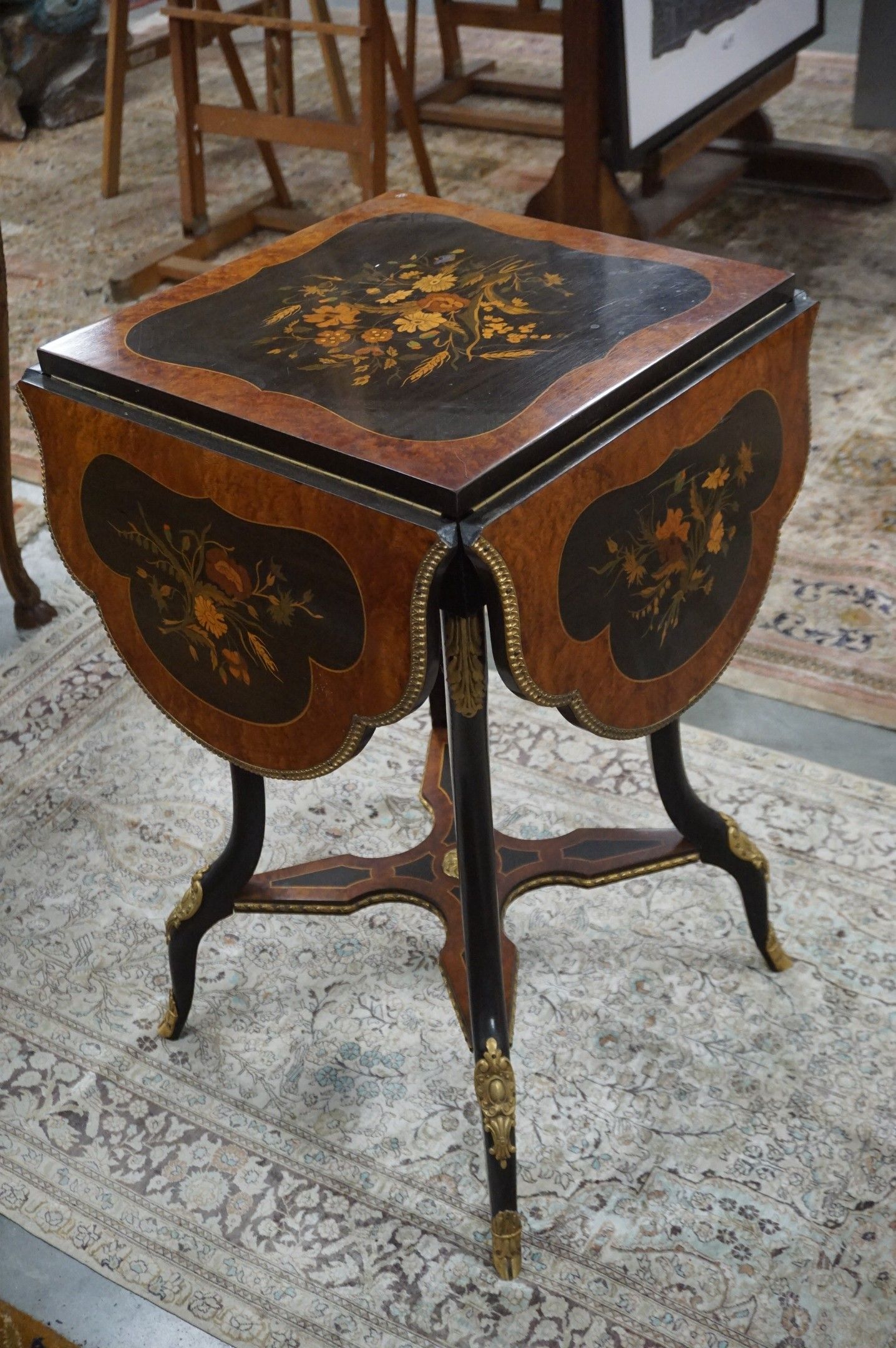 Belle « table de jeu » en marqueterie – style Napoléon III –…