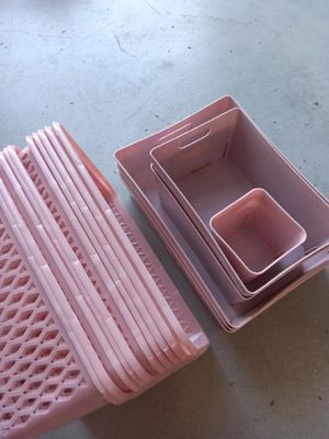 de nombreux récipients en plastique posés sur une table