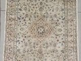 un tapis beige orné d'un motif floral