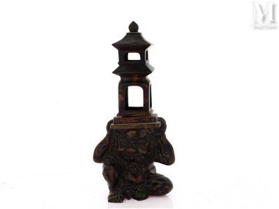 une petite statue représentant un éléphant portant une pagode sur le dos