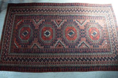 un tapis oriental à motifs rouges et bleus