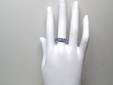 une main ornée d'une bague, posée sur un mannequin