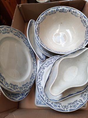 une boîte remplie d'assiettes et de bols posée par terre