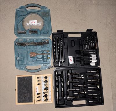 une trousse à outils posée par terre