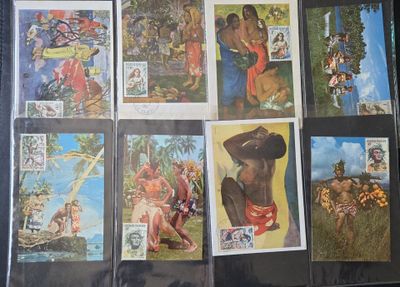 de nombreuses cartes exposées sur la table