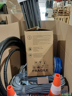 une boîte en carton contenant un tas de câbles