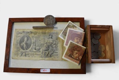une photo d'une boîte contenant des timbres et une pièce de monnaie