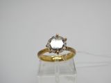 gros plan d'une bague en diamant sur une surface claire